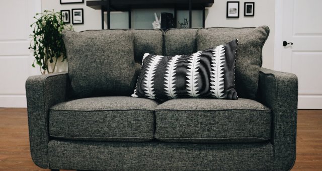 灰色的沙发上用黑色和白色的枕头